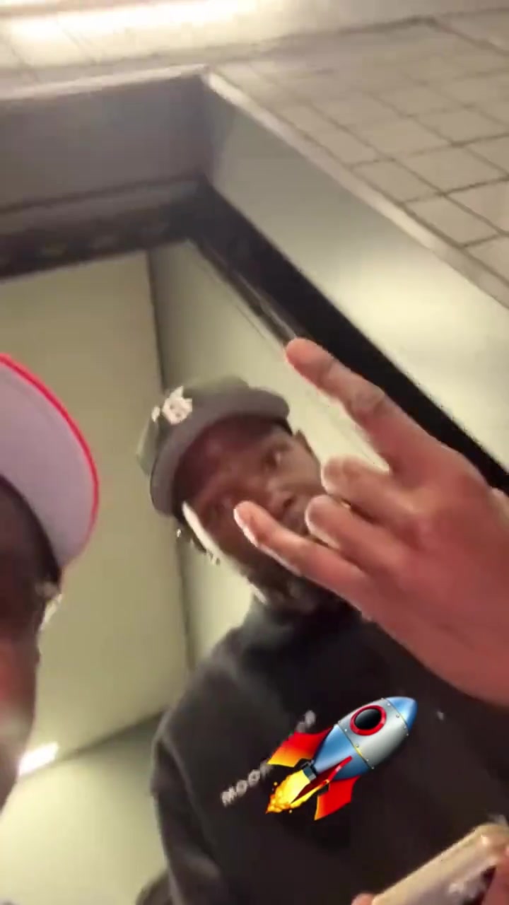 交易到火箭 杜蘭特現(xiàn)場被采訪比劃這手勢是起飛嗎