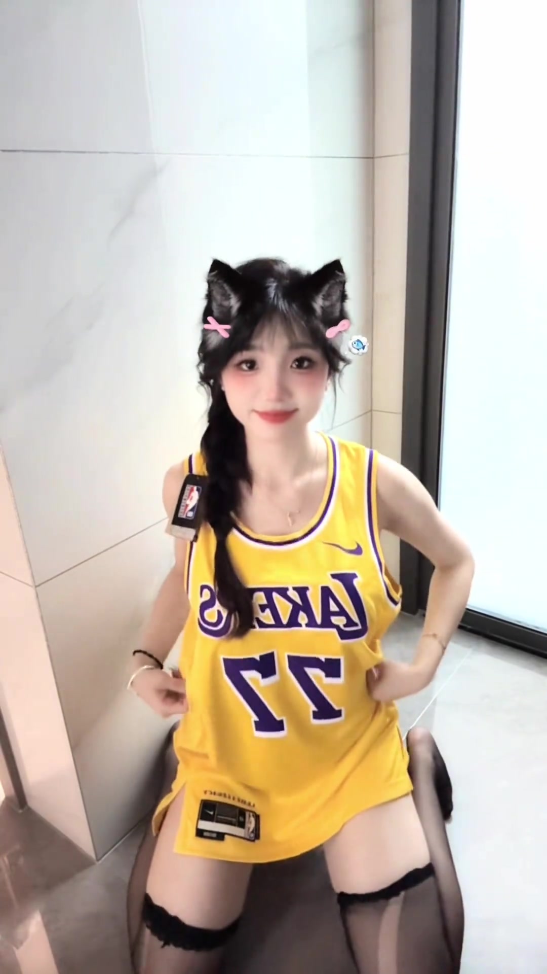 身材頂級美女博主寶貝77的湖人東契奇簽名球衣到了