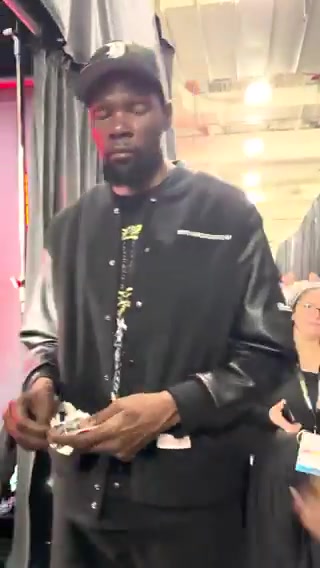 杜蘭特抽球星卡抽到科比立馬露出純真的笑容