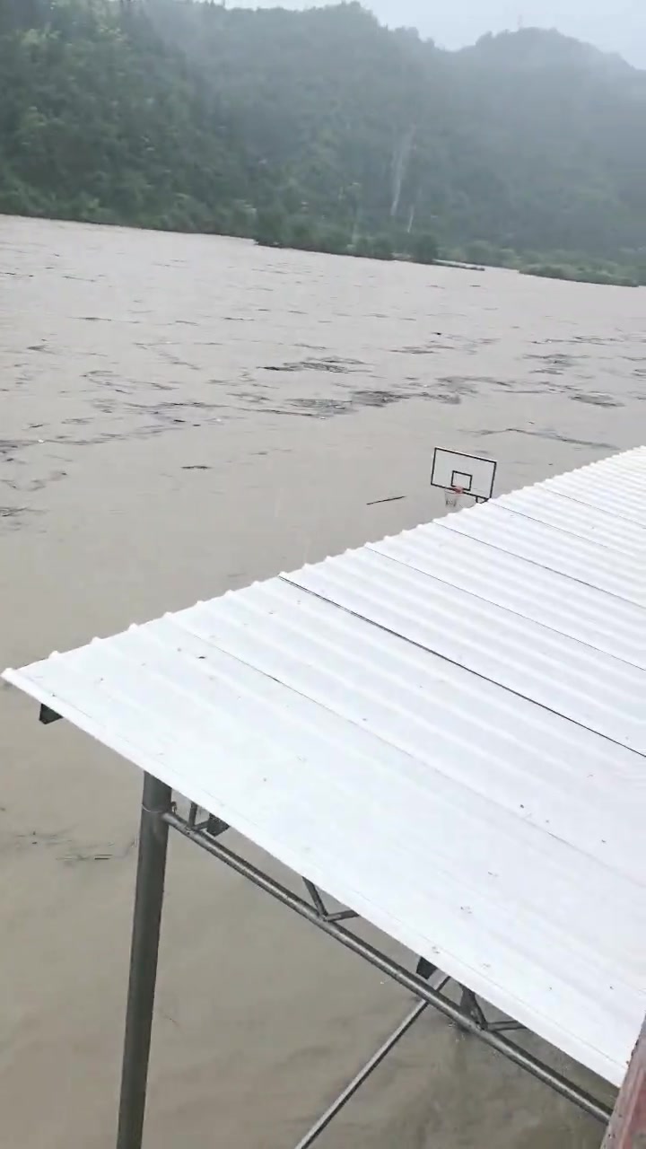 這場(chǎng)地只能是湖人和快船才能打比賽了吧