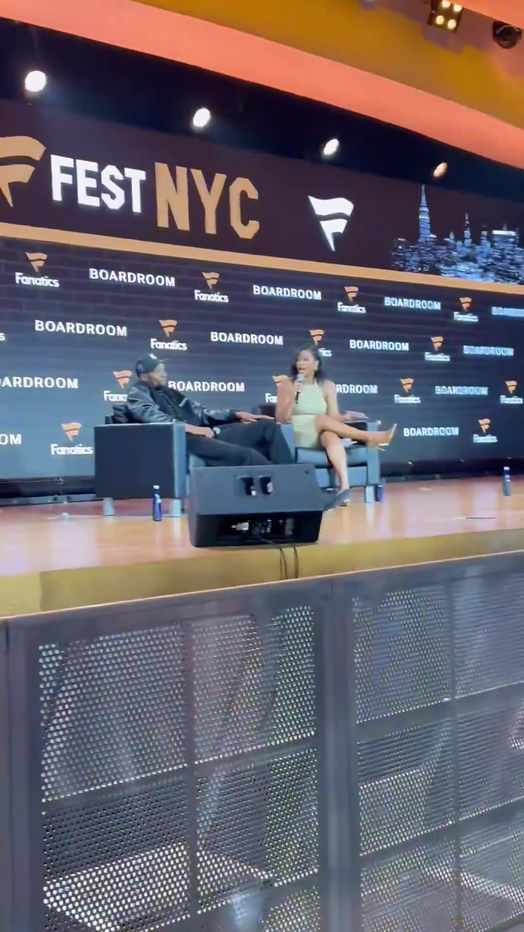 杜蘭特活動(dòng)現(xiàn)場得知被交易至火箭微笑回應(yīng)我們拭目以待