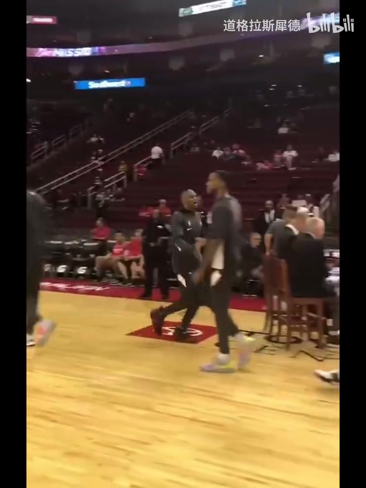 這下雷霆三少全在火箭打過球了威少哈登還會(huì)回火箭嗎