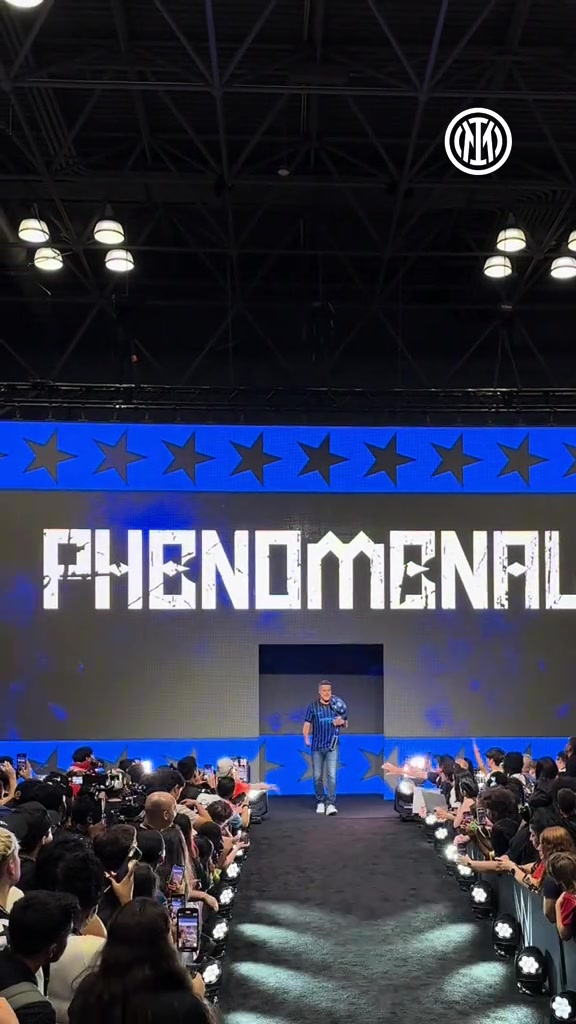 看看誰來了國米老門神扛著藍黑金腰帶走T臺秀