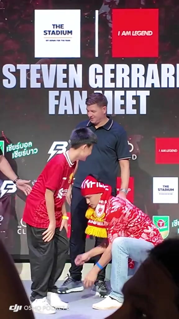 杰拉德大無語在泰國參加活動時遭到泰國球迷蹭大腿借魔力