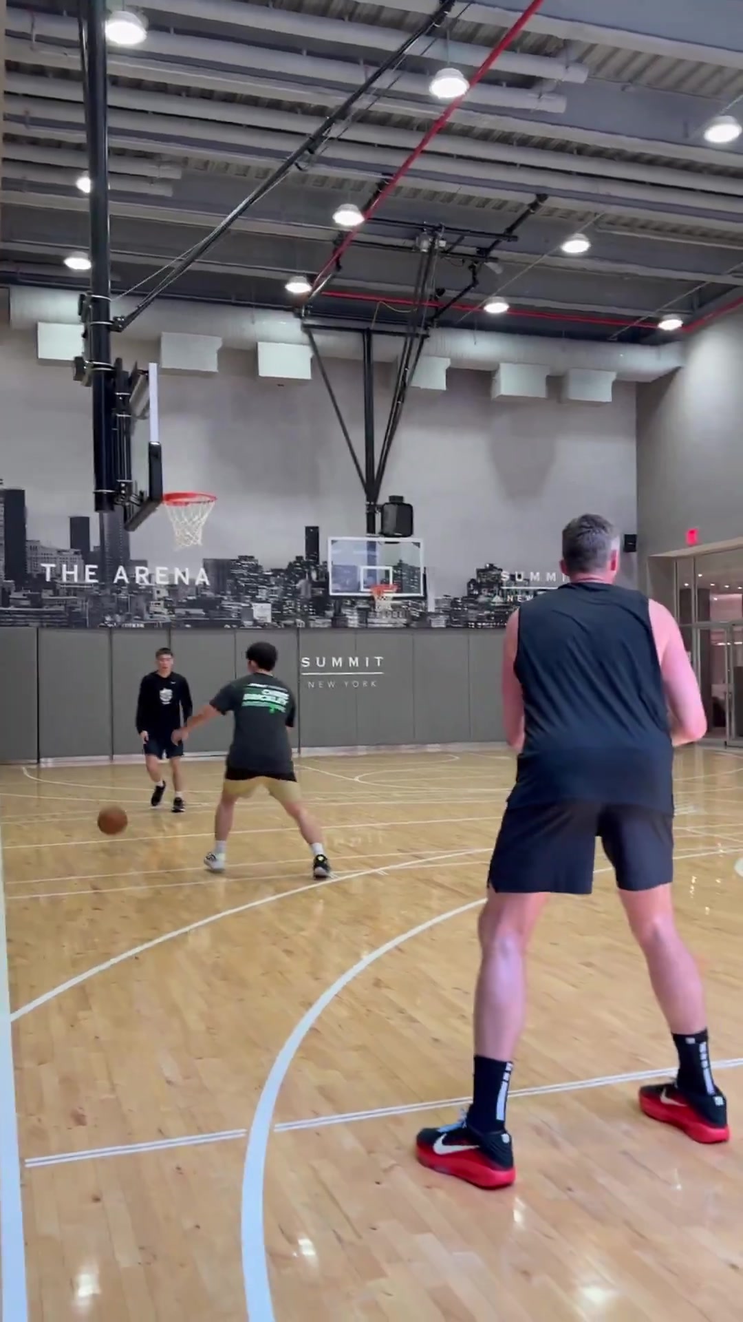 老搭檔樂(lè)福同詹姆斯一起訓(xùn)練 能量滿滿