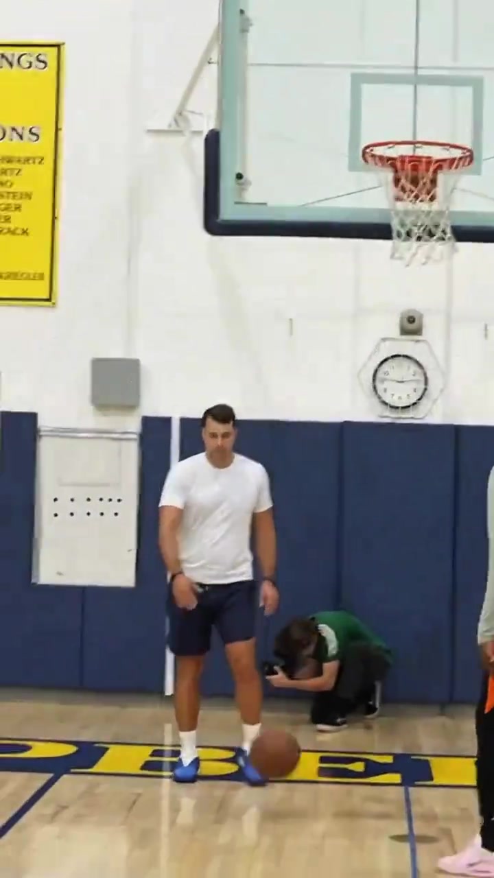 小賈現(xiàn)在能名正言順的跟著杜蘭特練了但動(dòng)作還是不如KD絲滑