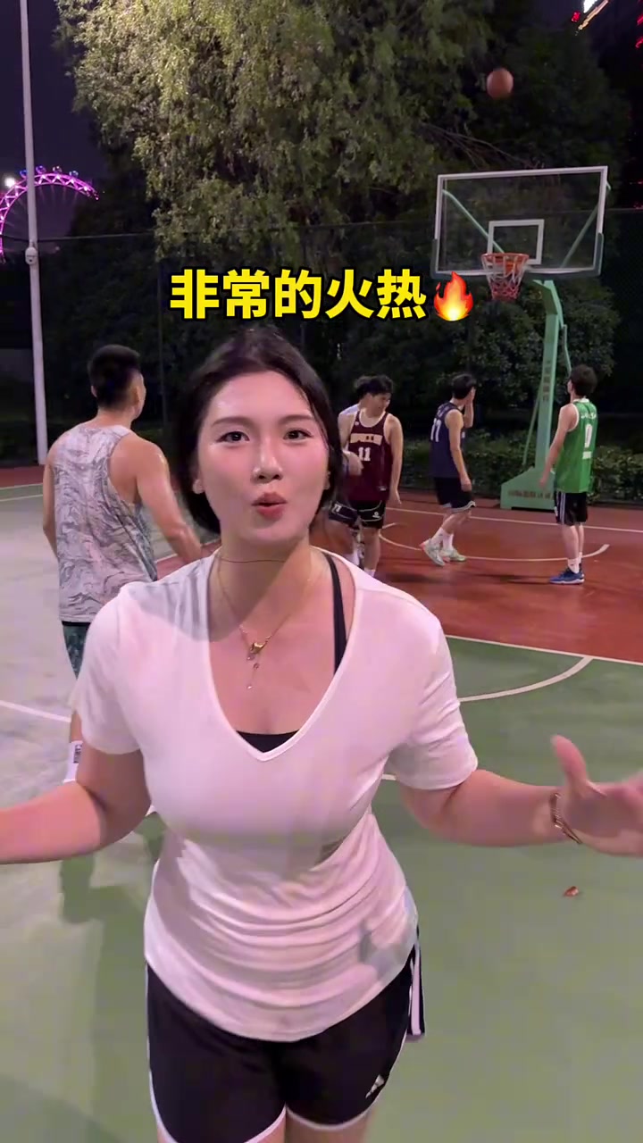 肘子姐不僅手感火熱身材也相當(dāng)火熱