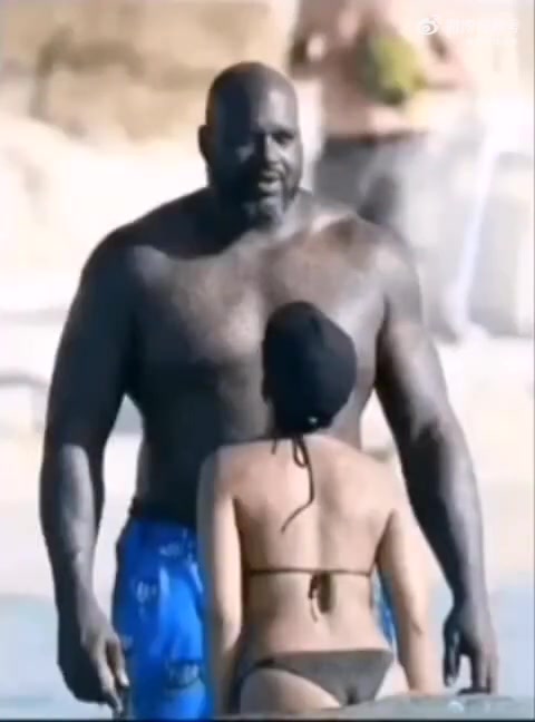 名場(chǎng)面奧胖此前與女友度假被人偷拍這體型差距也太大了吧