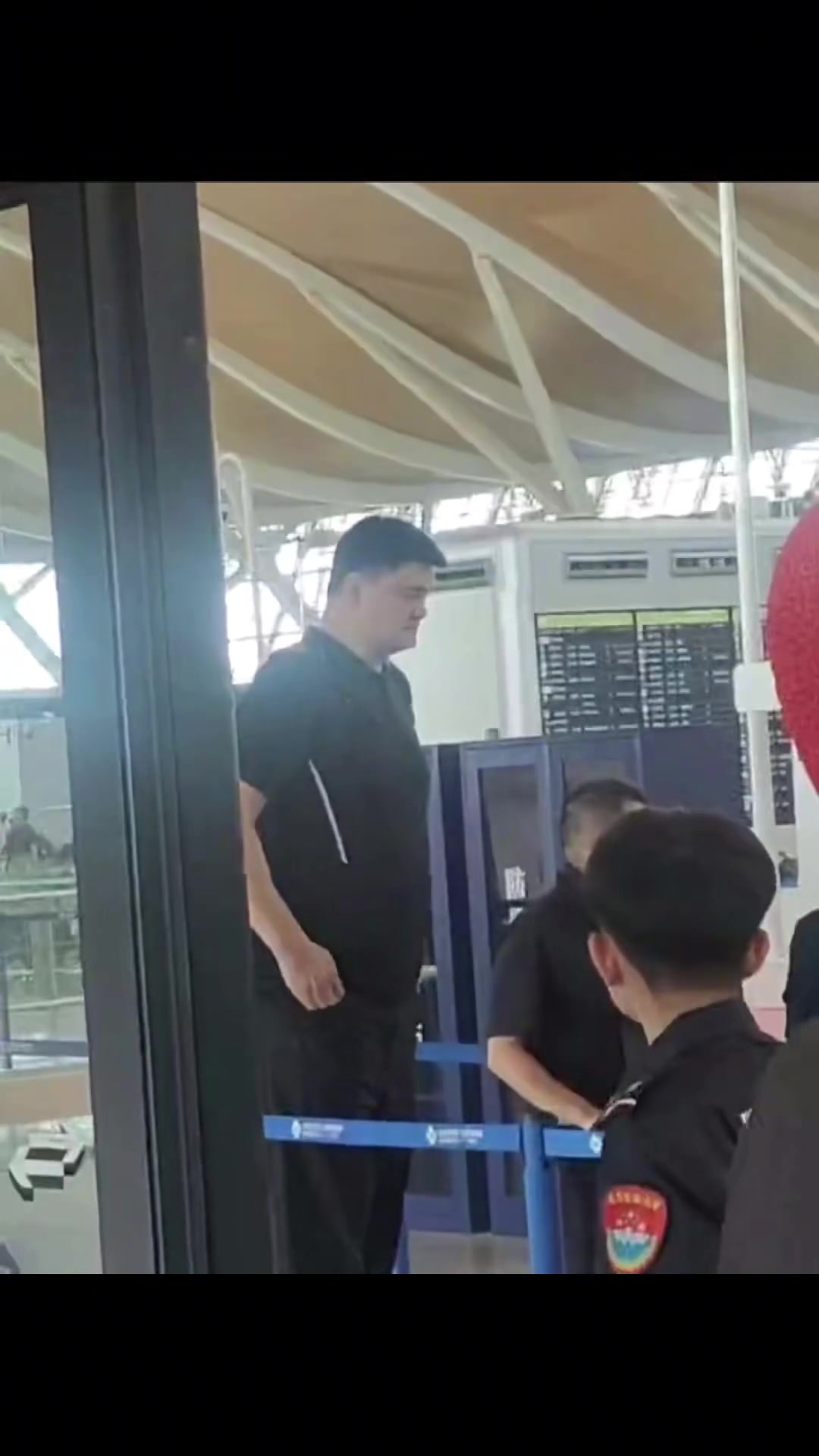 機(jī)場(chǎng)女安檢員搜身姚明 網(wǎng)友大姚想藏點(diǎn)東西也很難啊