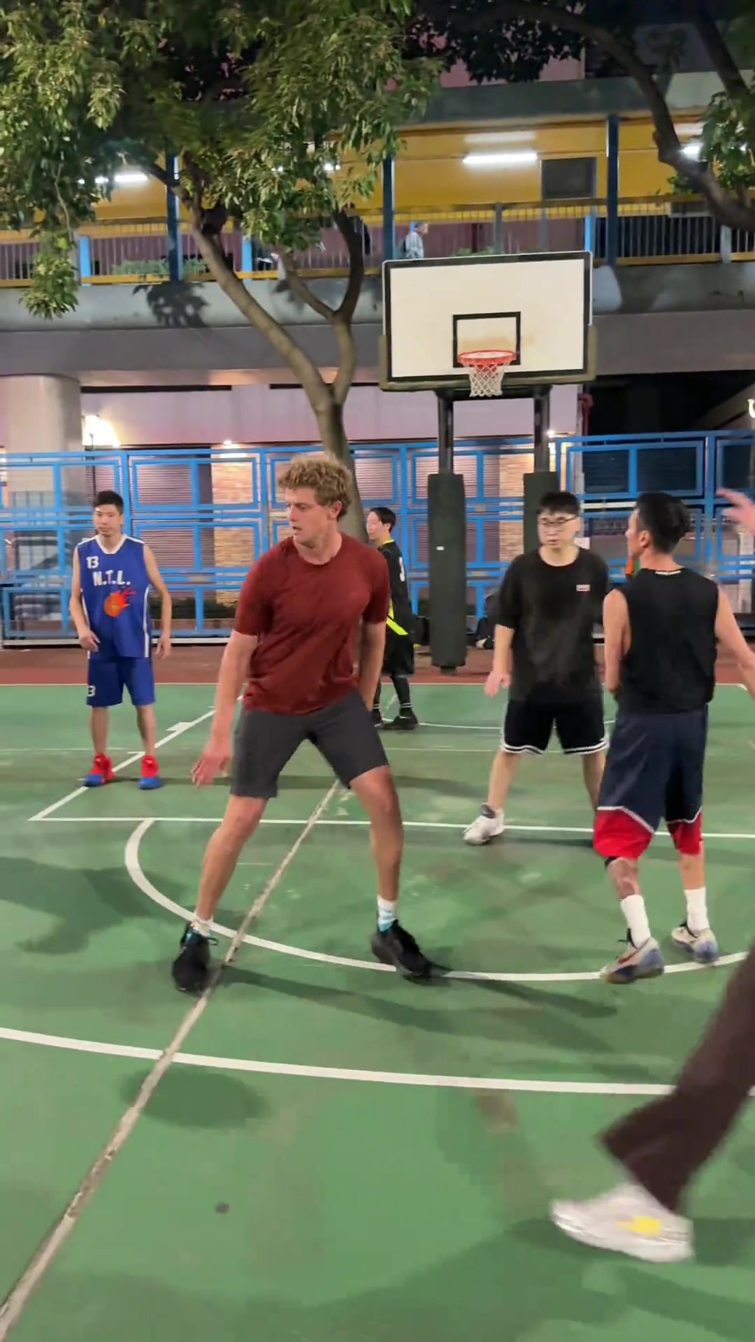 給他們上上對(duì)抗國(guó)產(chǎn)卡戴珊的肘子姐發(fā)文讓我感受下歐美的防守