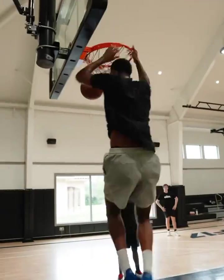 以后可以跟著練了小賈也開啟了訓練模式 這不是杜蘭特的招式嗎