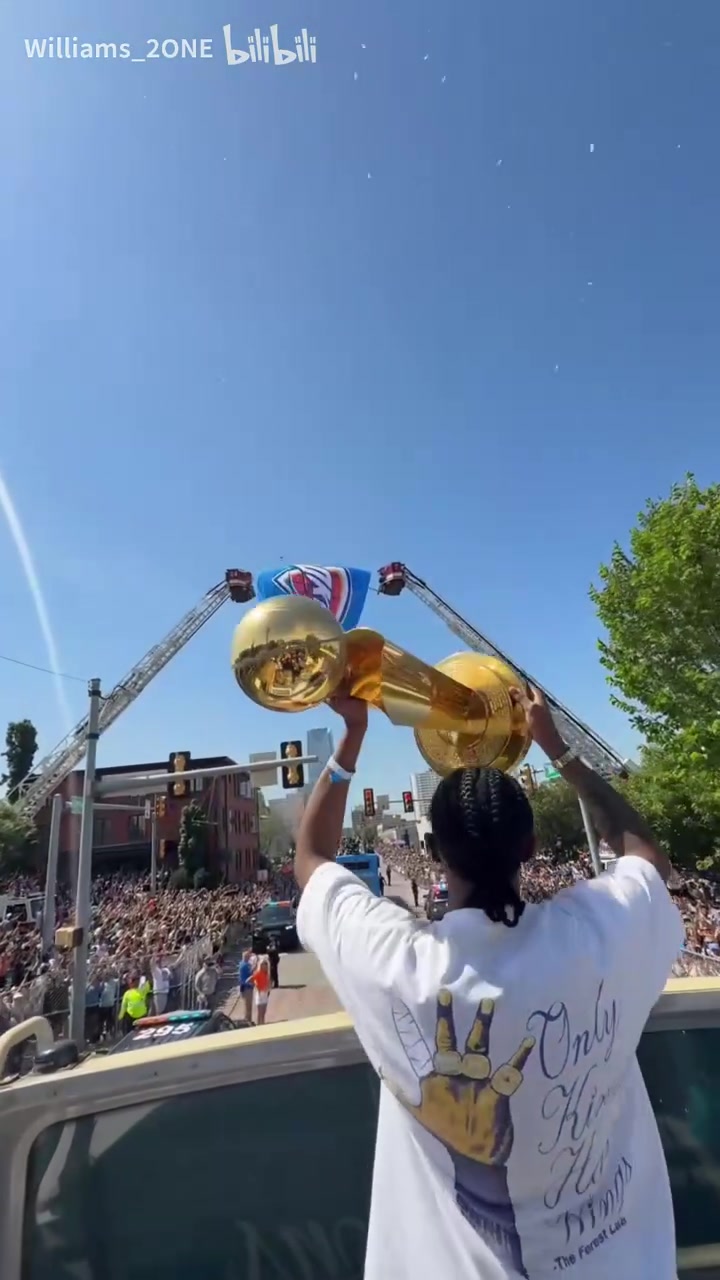 聲名鵲起杰威身著科比T恤的冠軍巡游之旅