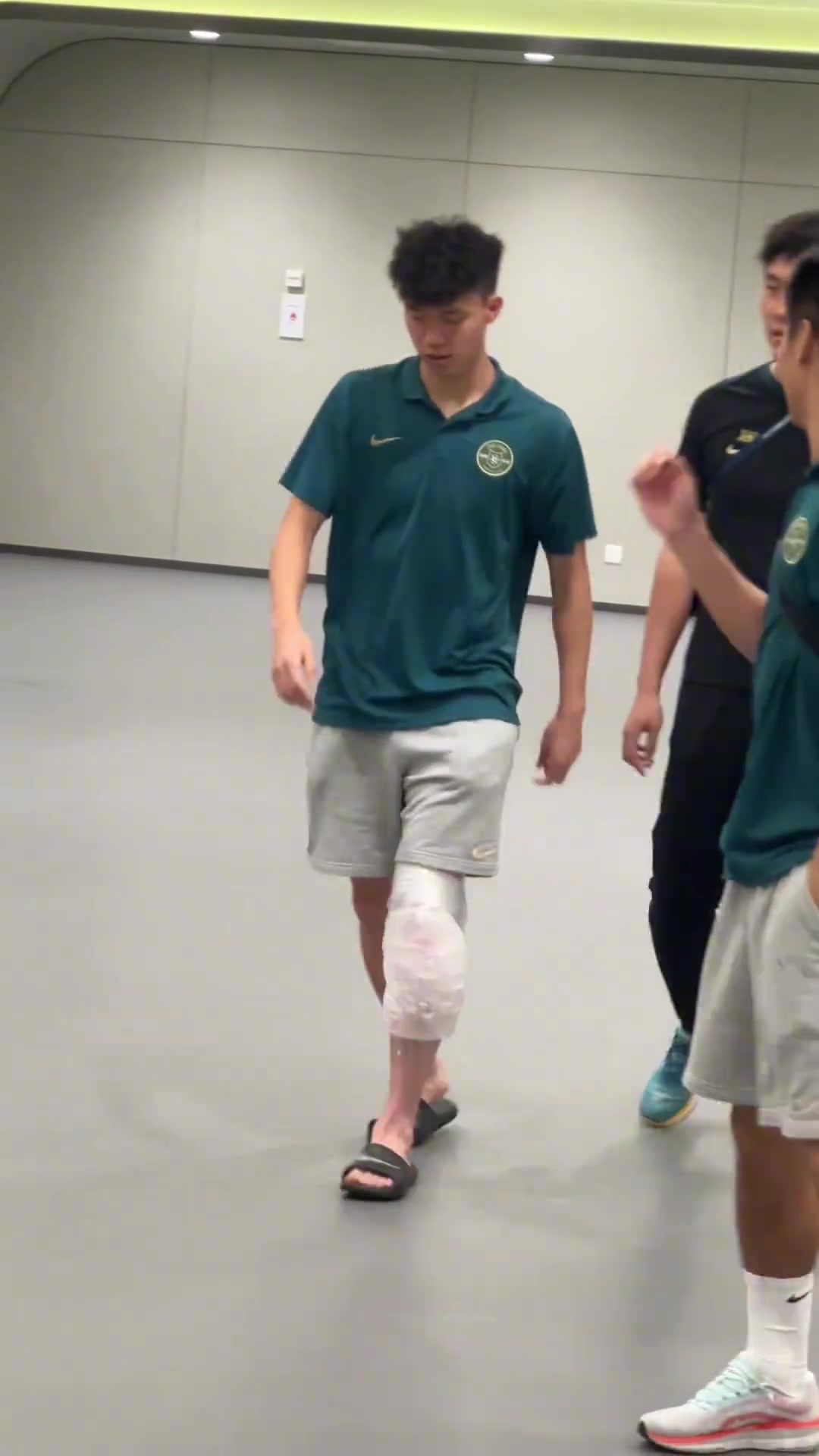 應(yīng)該問題不大王鈺棟賽后左膝敷著冰袋和隊(duì)友說笑離開球場(chǎng)