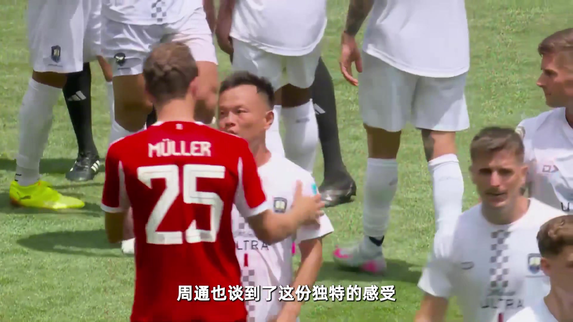 周通看到場邊有海信的廣告牌和中國優(yōu)秀裁判組還是非常自豪的