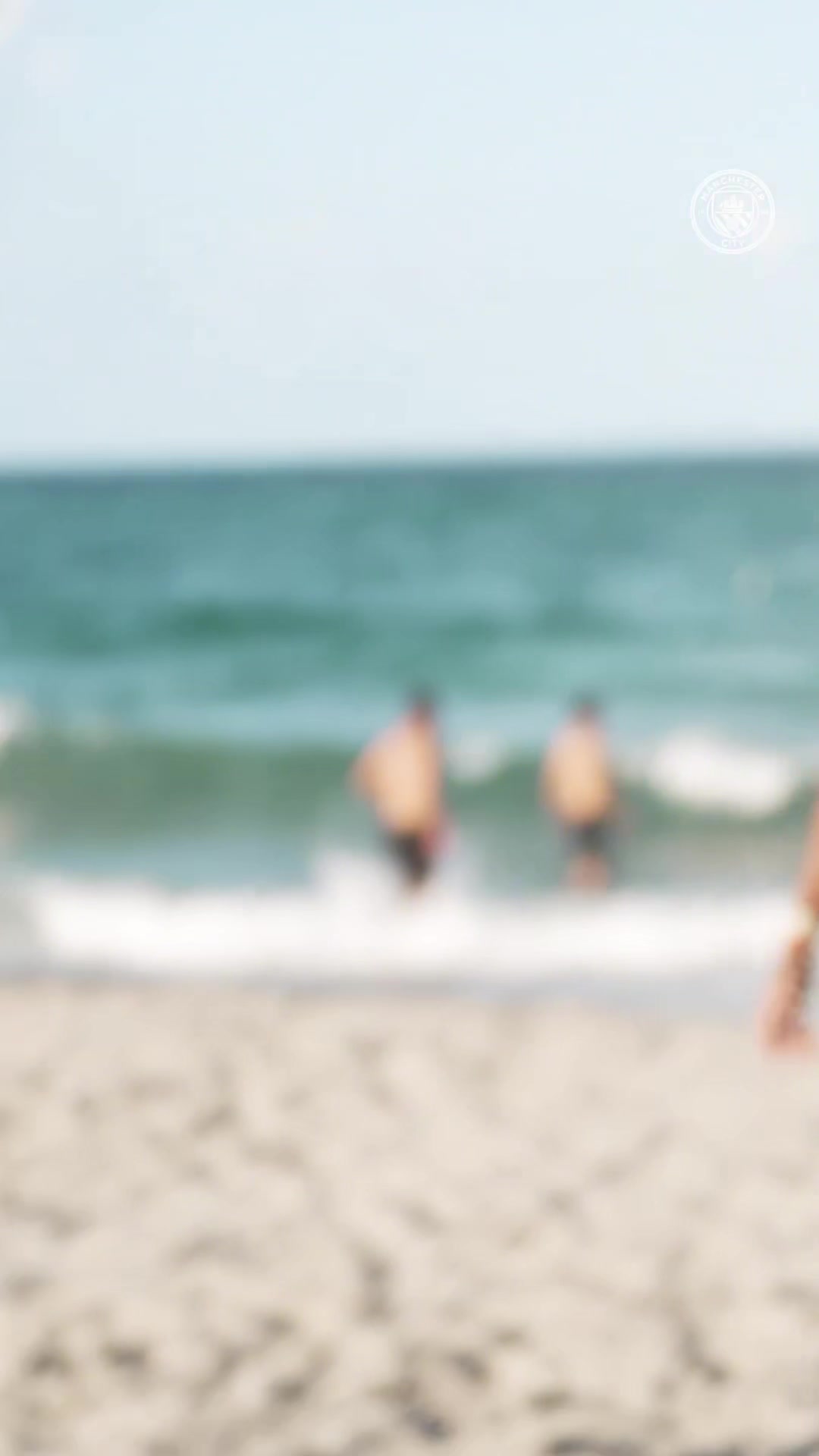 少見瓜帥這造型瓜迪奧拉和曼城球員在海灘上玩沙灘足球