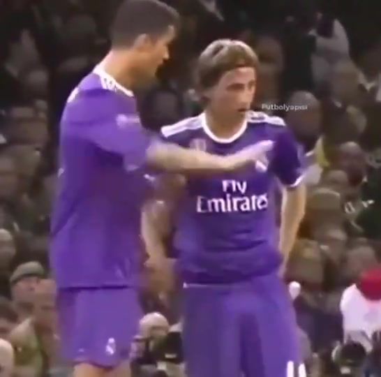 他是真懂球歐冠決賽C羅指導魔笛如何配合和傳球后馬上見效