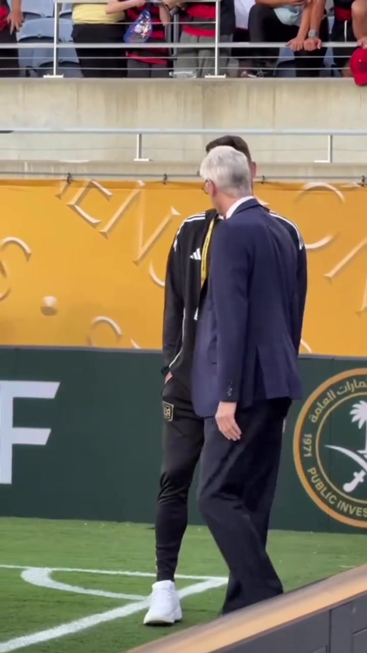 溫格在場(chǎng)邊遇到了老部下吉魯還記得阿森納時(shí)期的天王蓋地虎嘛