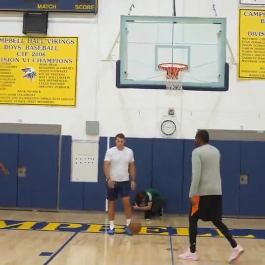 應(yīng)該會有大進(jìn)步小賈正跟者杜蘭特一個個動作猛練