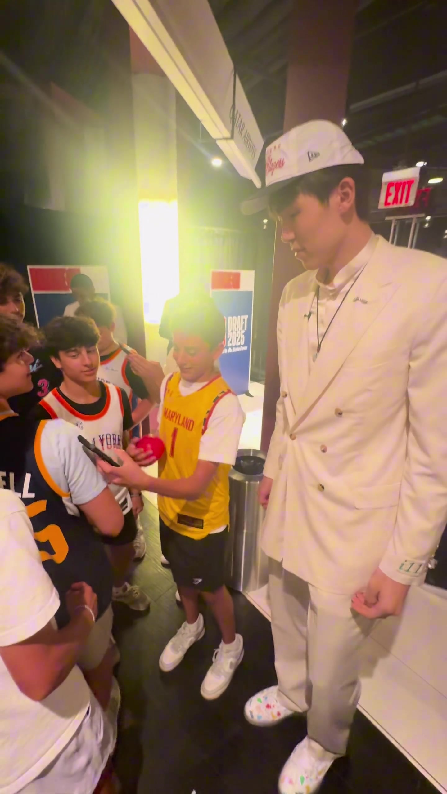 楊瀚森在選秀結束后被迷弟團團包圍 小球迷們一臉興奮地和他自拍