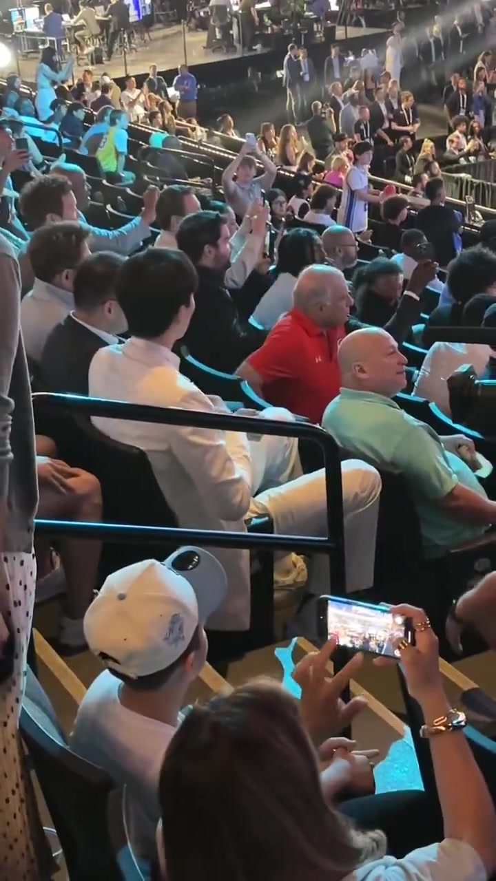 觀眾席視角楊瀚森被選中時(shí)身旁許多人集體起立鼓掌歡呼