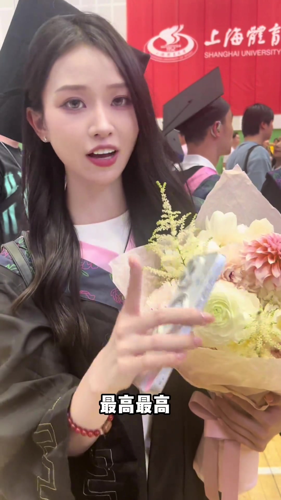 女主播辰辰正參加畢業(yè)典禮呢刷到楊瀚森被選中連忙祝賀