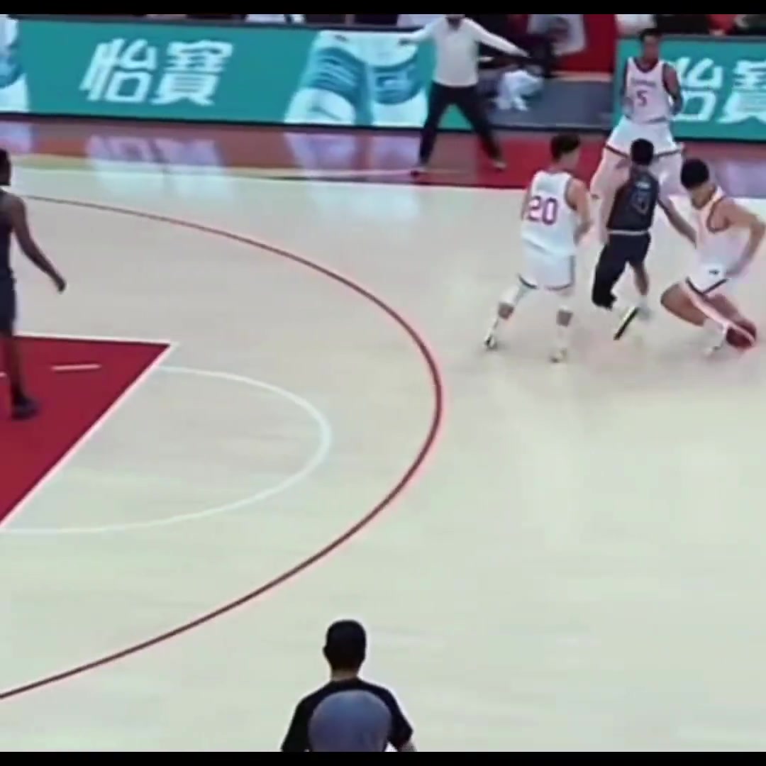 楊瀚森這個(gè)背運(yùn)快攻和當(dāng)年姚明一模一樣而且對(duì)手正是開拓者