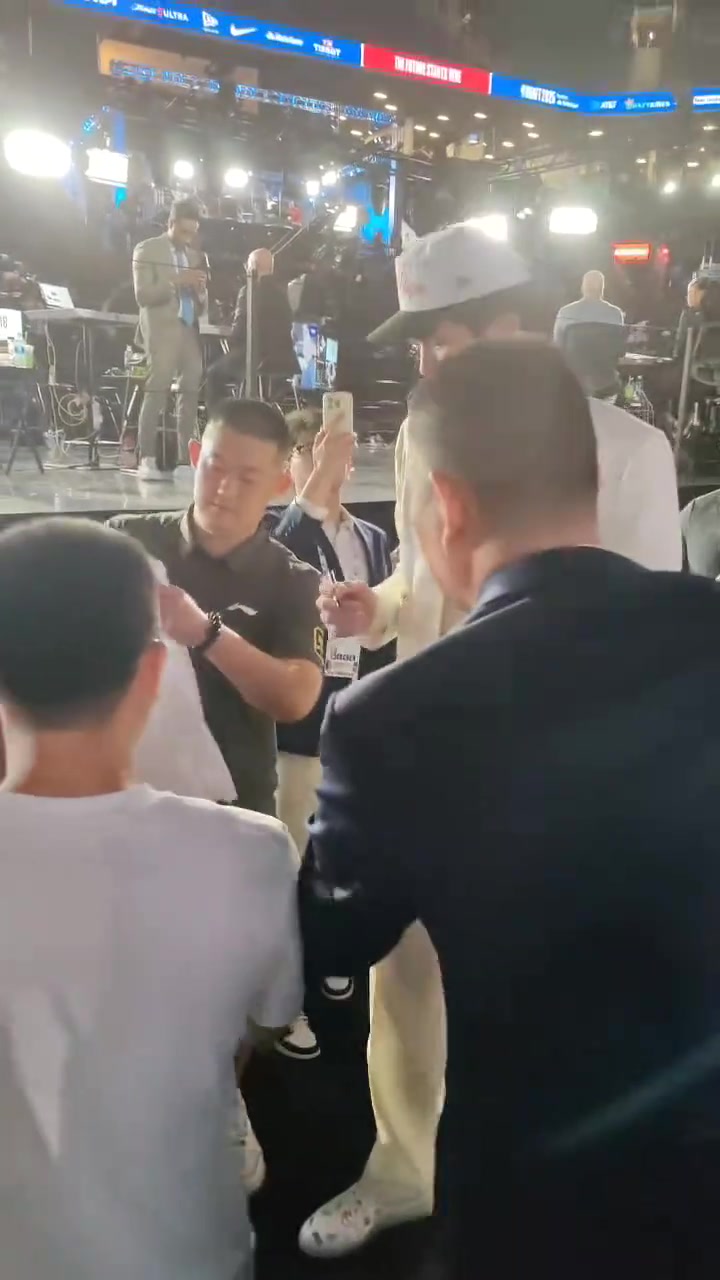 李寧贏麻了楊瀚森被選中后在代言品牌T上簽名