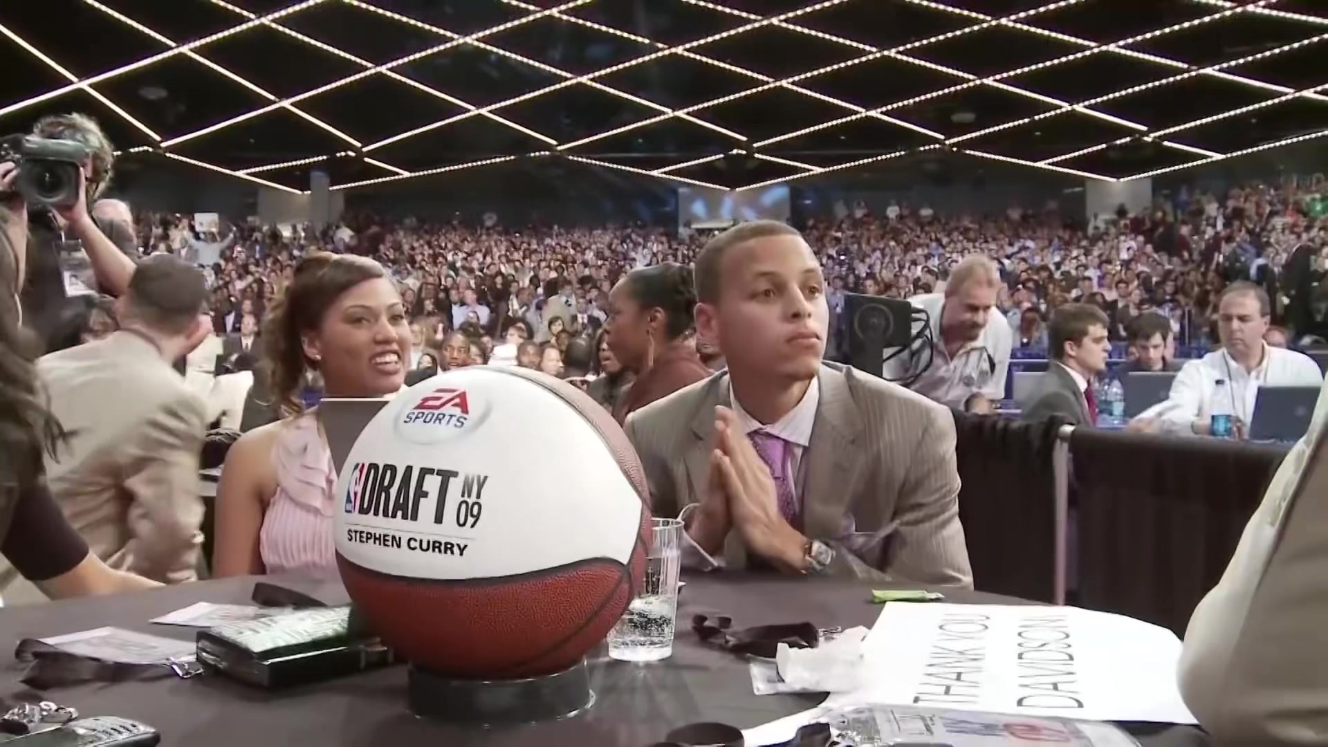 09年選秀大會(huì)勇士7號(hào)簽選中斯蒂芬-庫(kù)里全場(chǎng)瞬間噓聲一片尼克斯想