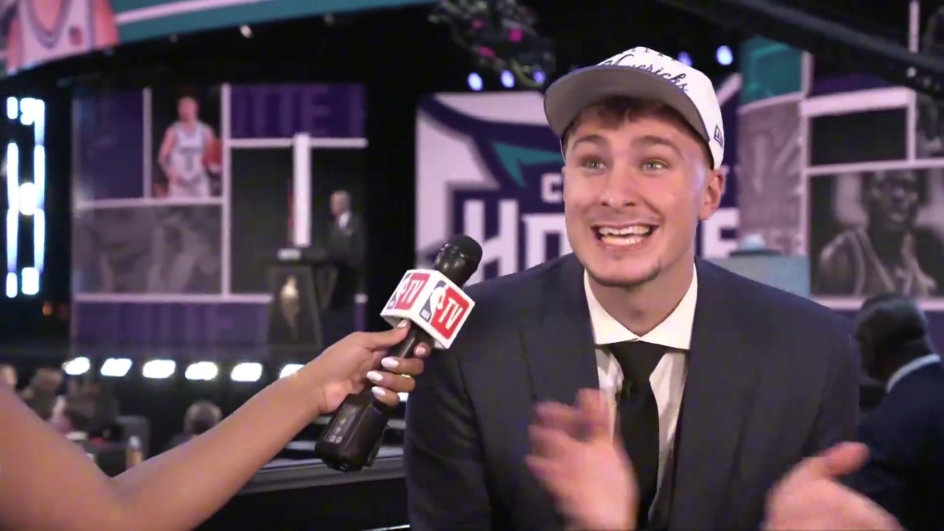 比自己被選中還開心隊友康尼佩爾被選中狀元弗拉格激動高喊