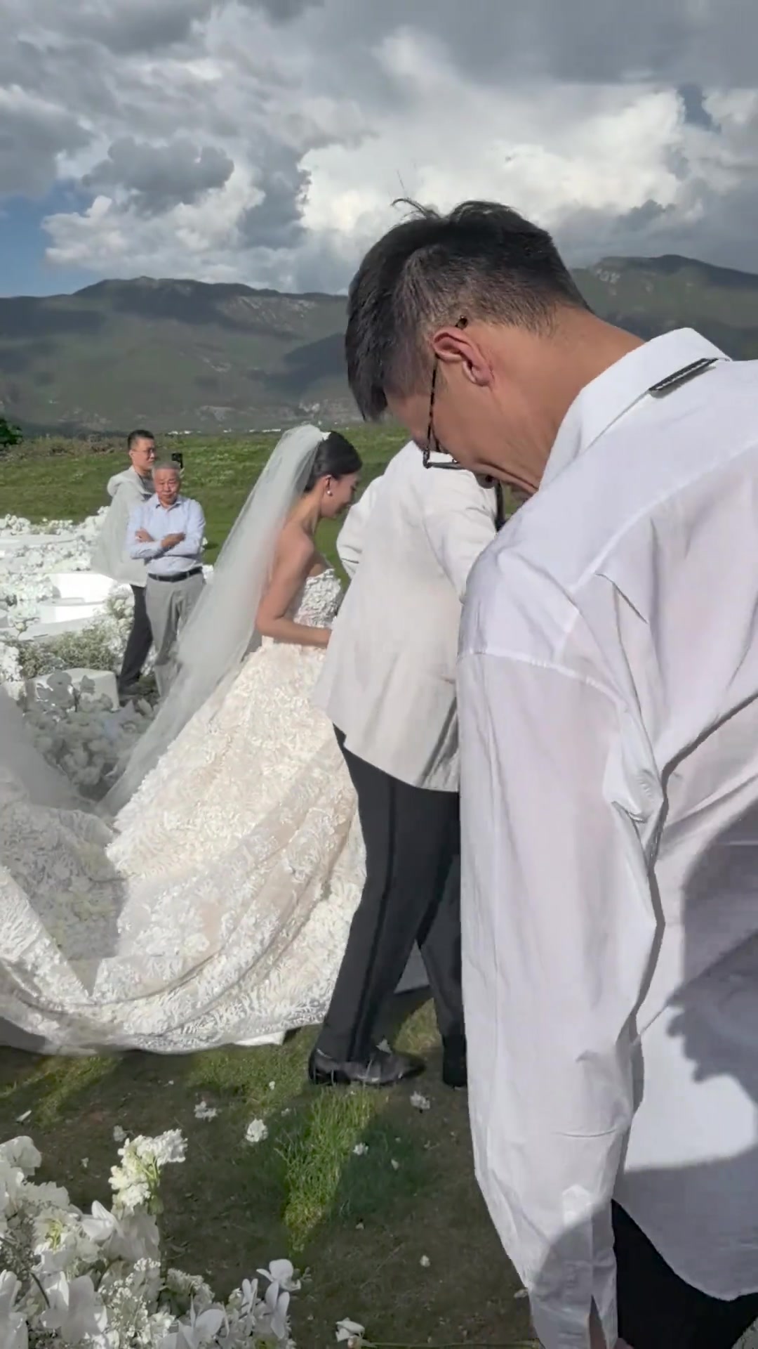 叢明晨曬張鎮(zhèn)麟麗江舉行婚禮 深圳男籃主帥周鵬出席