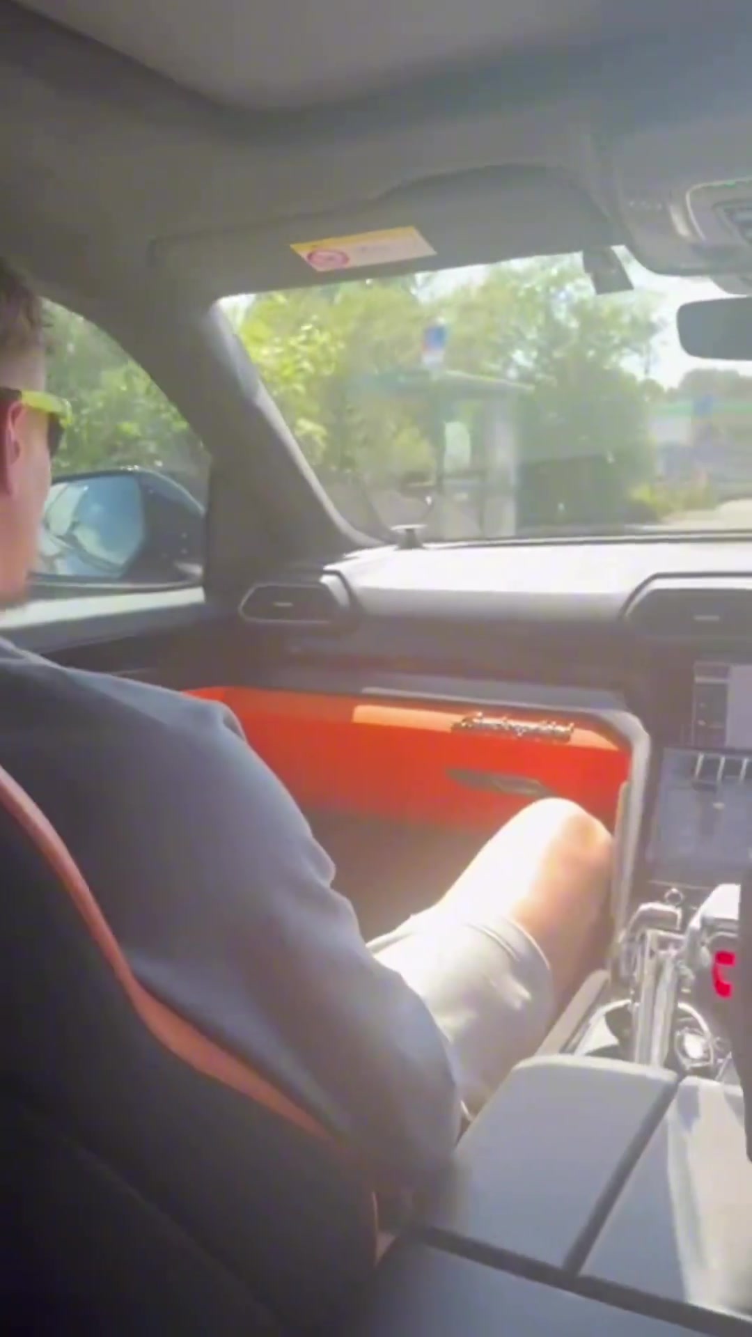 簽約利物浦科爾克茲爸爸非常開心開蘭博基尼時(shí)播放利物浦歌曲