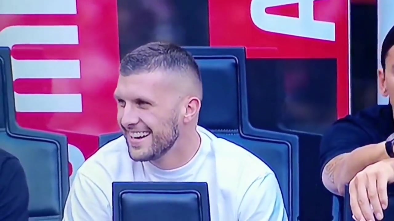 阿庫(kù)尼亞這小身板真敢追打鄧弗里斯沒看特奧都沒占到便宜嘛