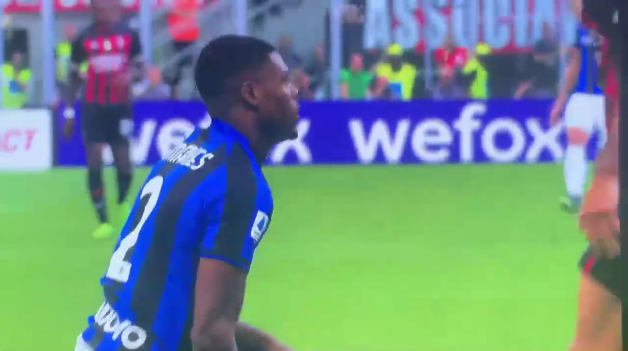 鄧弗里斯當(dāng)年怒懟特奧看著是真兇阿庫(kù)尼亞你也是真敢惹