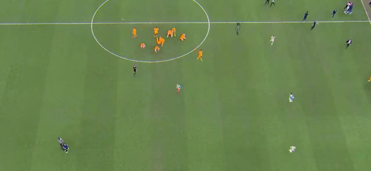 冤家阿庫(kù)尼亞和鄧弗里斯之間發(fā)生的事情就是世界杯開始的