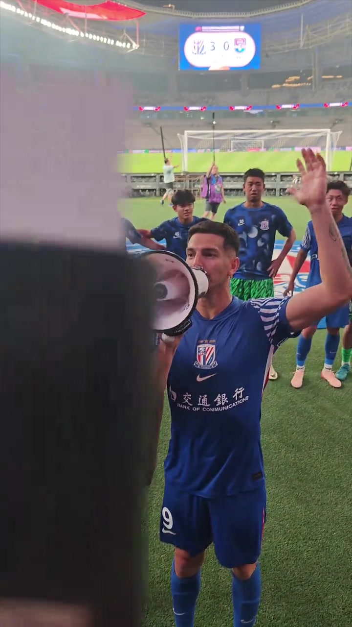 申花主場完勝津門虎路易斯與阿馬杜領(lǐng)唱慶祝歌曲與球迷一起歡慶