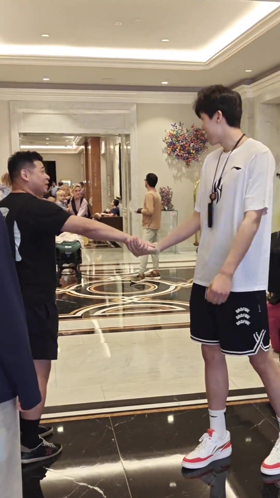 選秀結(jié)束后第二天瀚森立即就啟程出發(fā)波特蘭正式開(kāi)啟NBA生涯