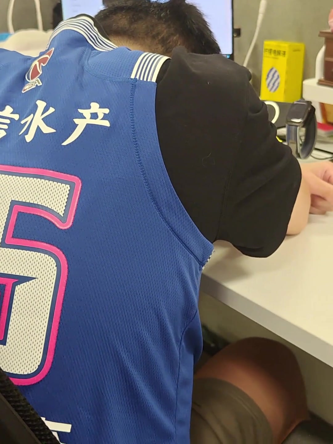 哭慘了CBA青島的楊瀚森球迷看到楊瀚森被選中后喜極而泣