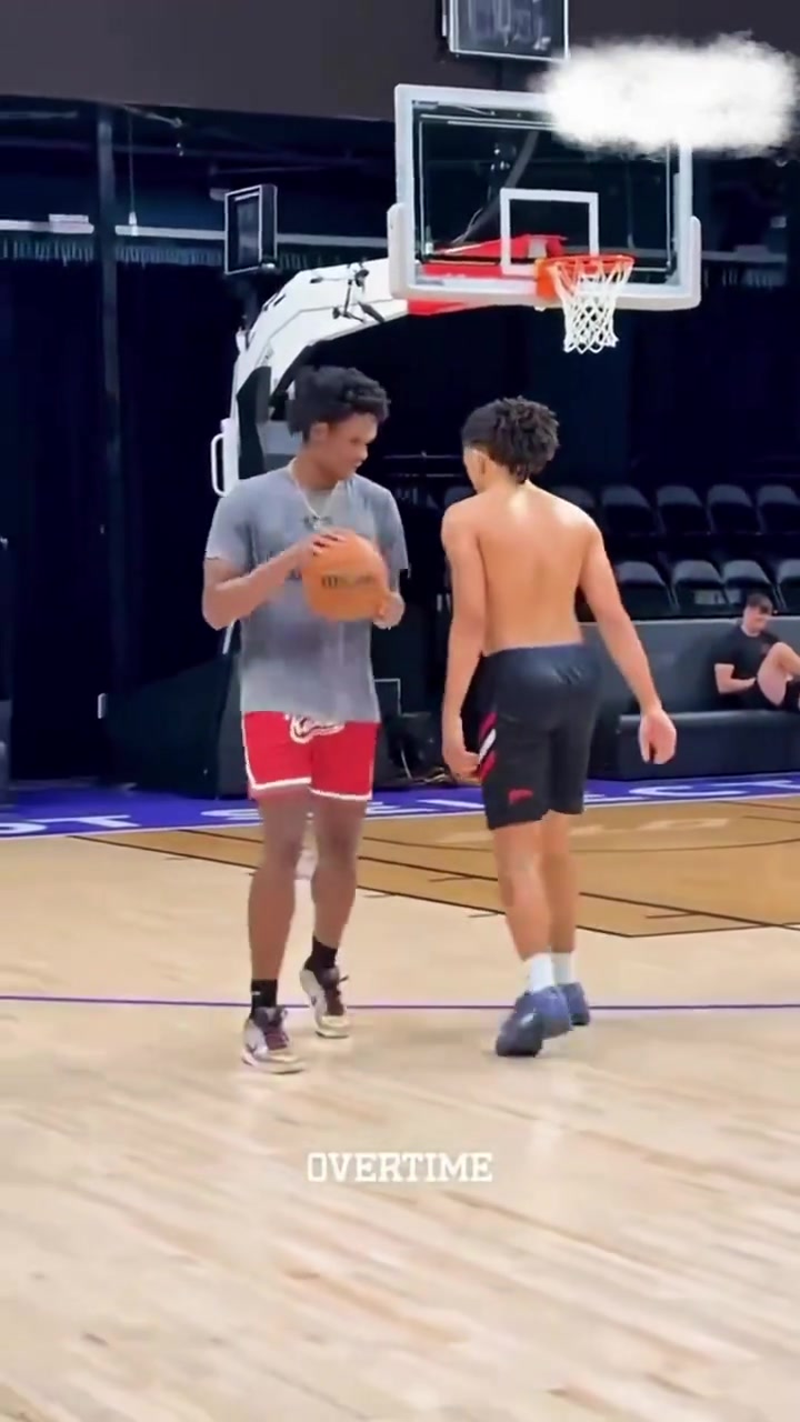 阿門今日訓(xùn)練低位腳步跟三分 往全能的方向發(fā)展了