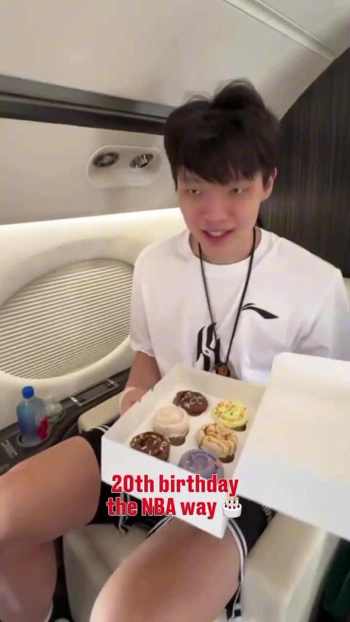 開拓者工作人員將生日蛋糕遞給楊瀚森小楊頓時有點懵圈了