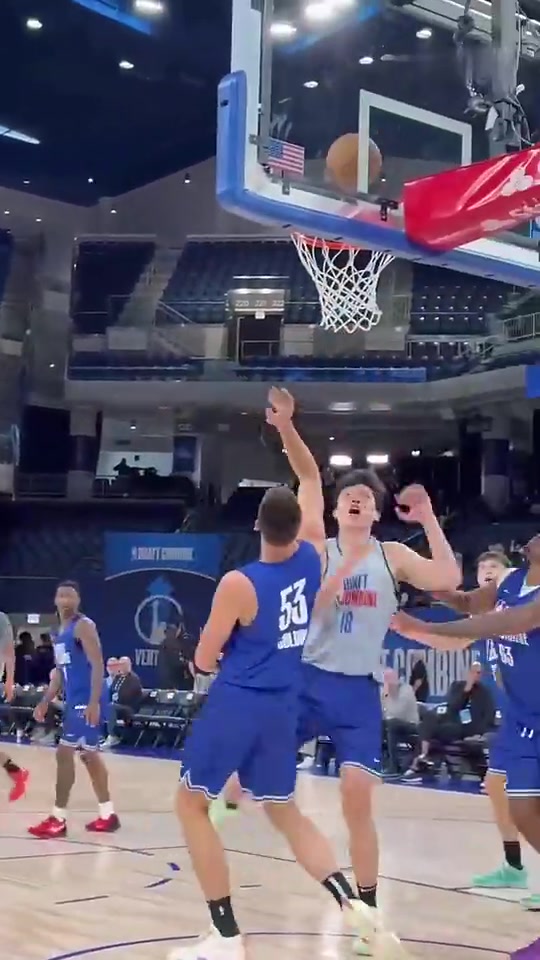 莫擔心已適應楊瀚森強打對手見沒吹罰大膽朝裁判攤手示意