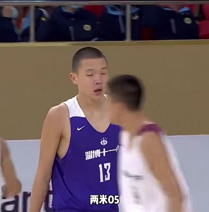 天賦盡顯楊瀚森在淄博十一中時已經展現(xiàn)了超凡的防守和傳球能力