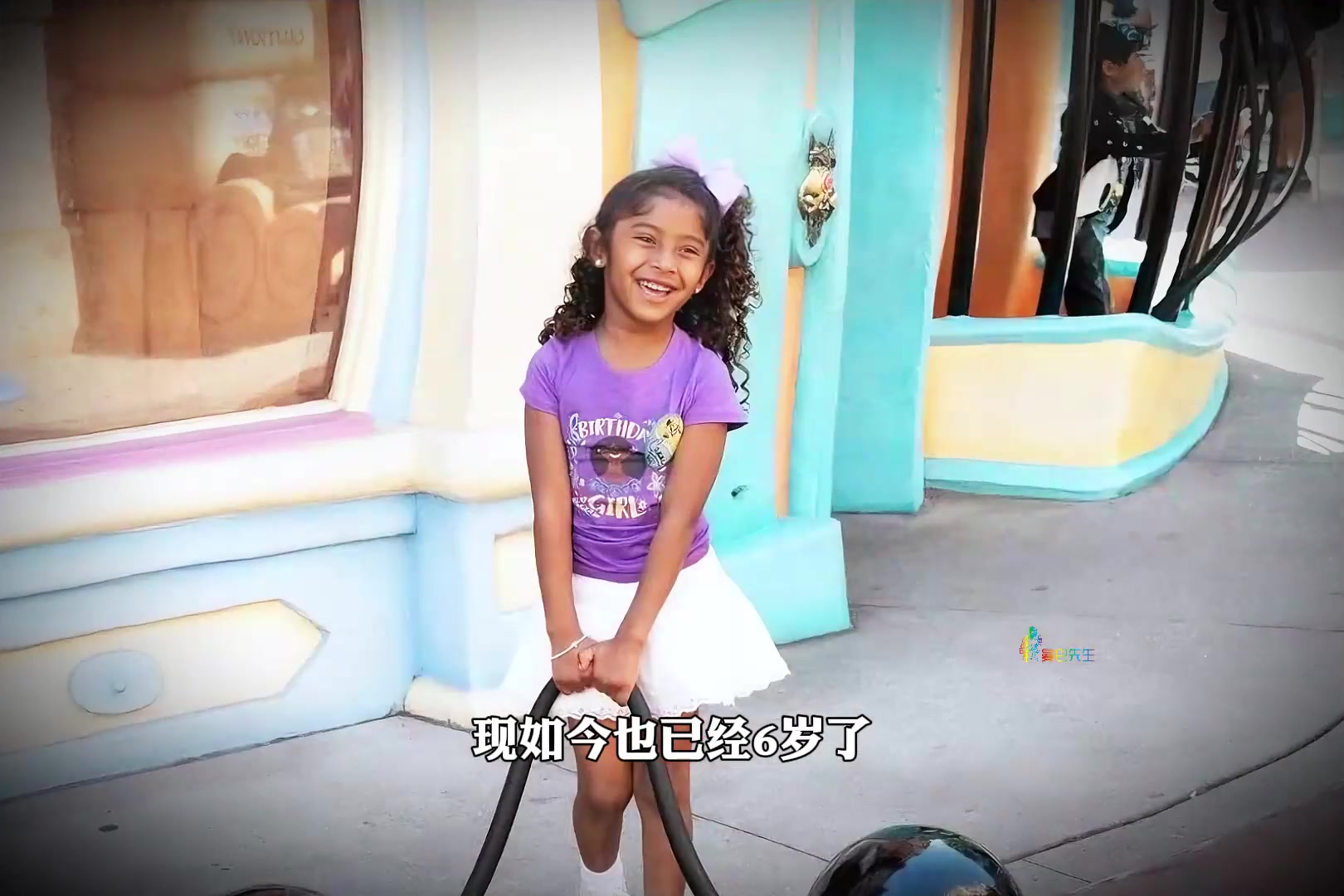 曾經(jīng)那個(gè)躺在爸爸懷里的小女孩如今也已經(jīng)六歲了