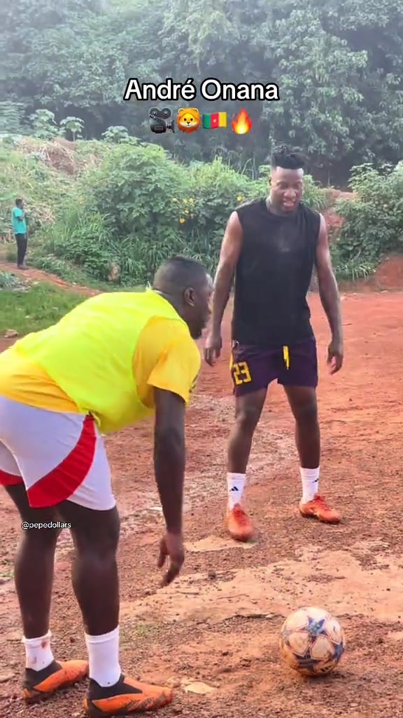 要不踢中鋒實(shí)拍奧納納在老家村超正面對(duì)抗黑金剛