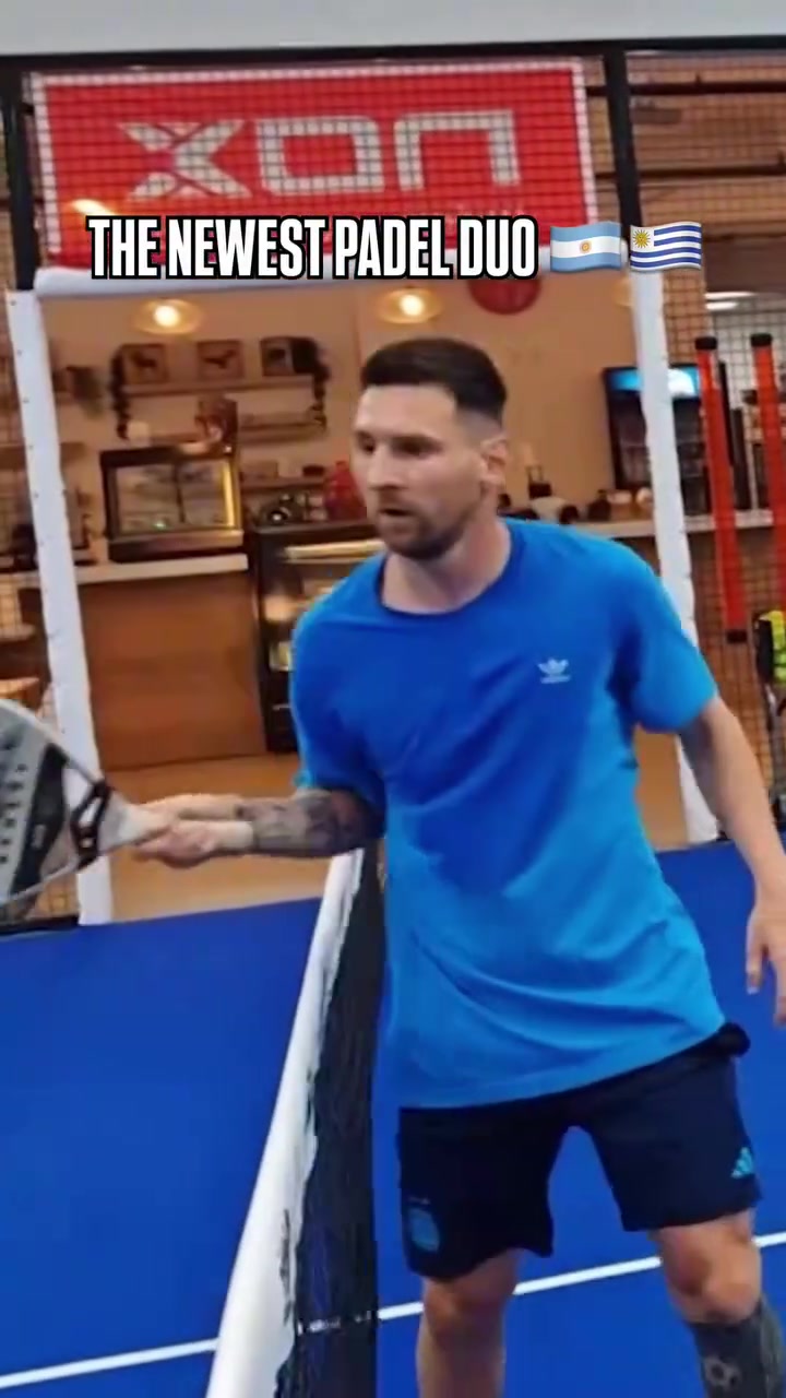 比踢球還認(rèn)真名場(chǎng)面梅西和蘇亞雷斯一起打板網(wǎng)球