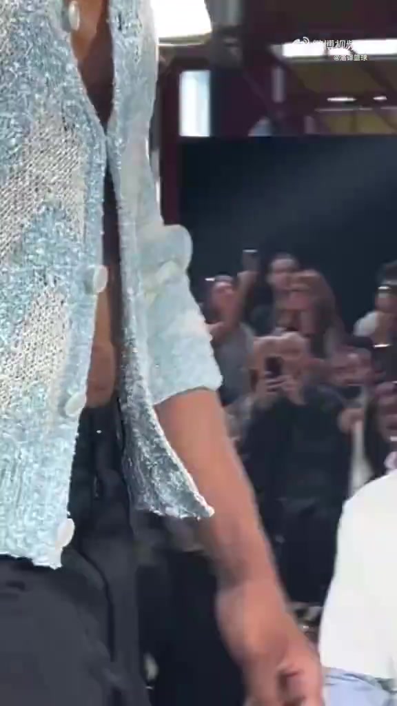 倆大胸肌甩來甩去威少參加巴黎時裝大會化身模特身穿女裝走秀