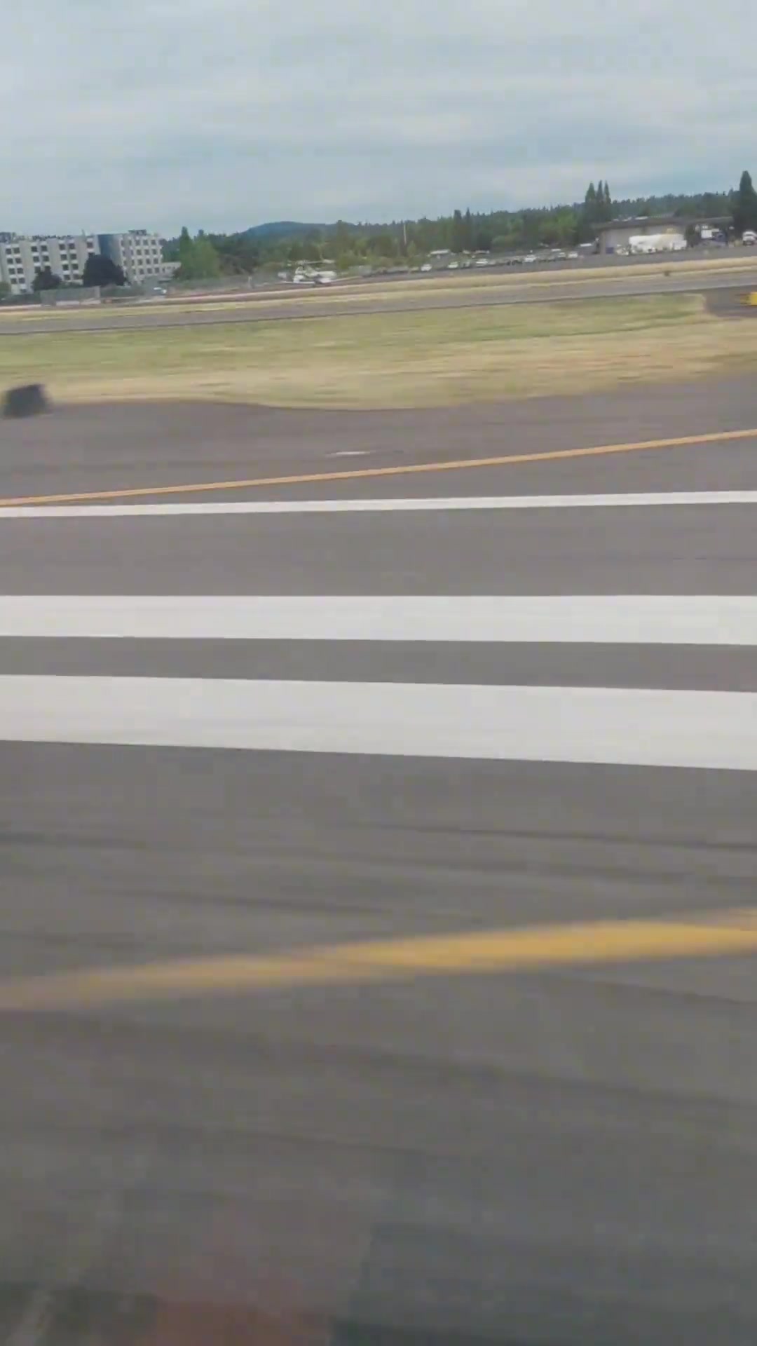 楊瀚森媽媽一進(jìn)酒店入住開拓者就給瀚森送來生日蛋糕??