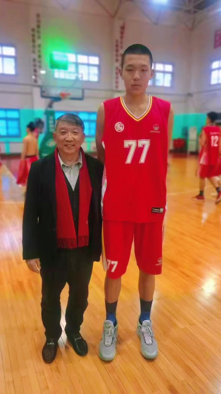 東契奇球迷幼年楊瀚森不僅穿77號球衣而且還胖嘟嘟的