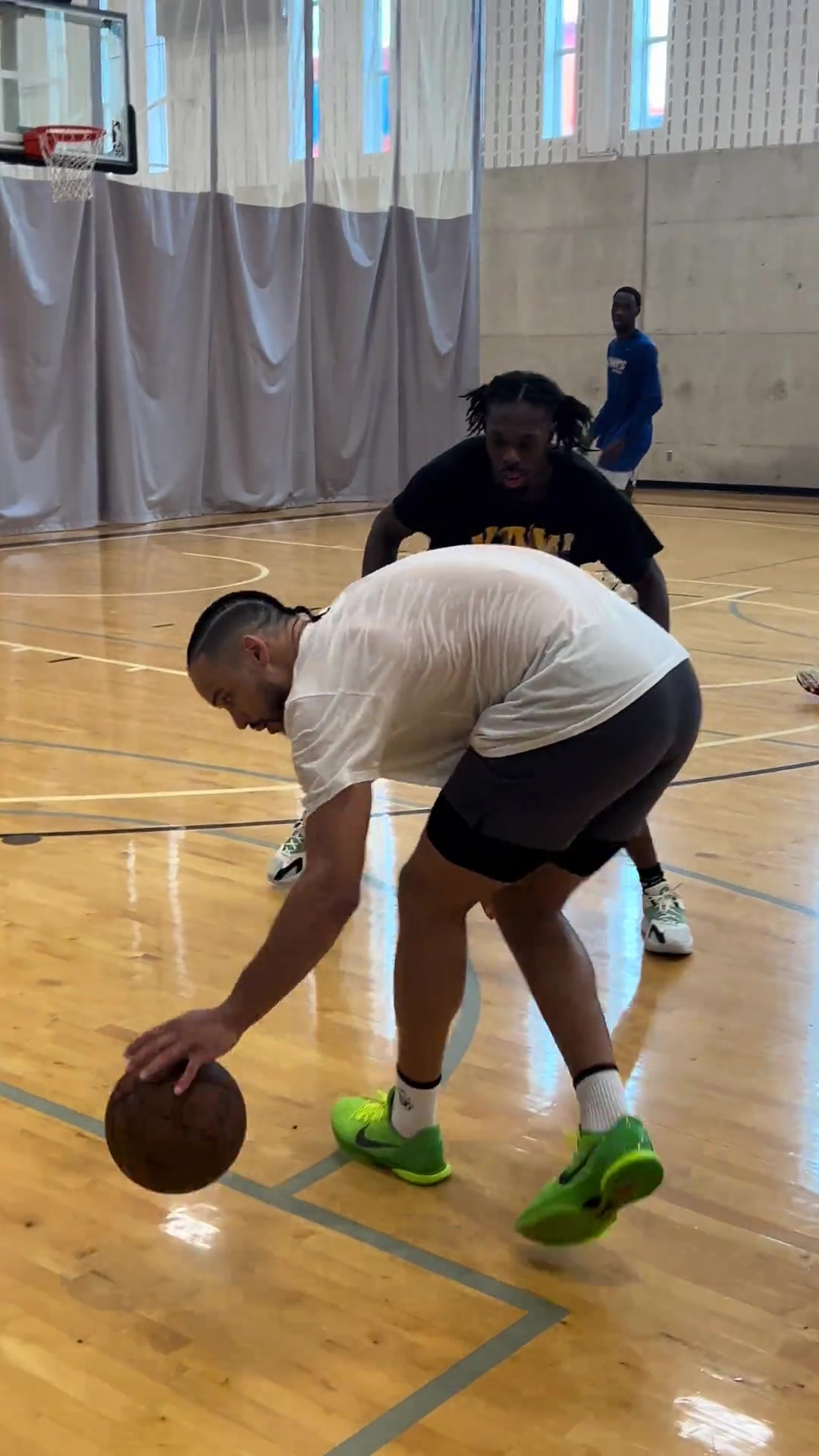 球沒氣嗎狄龍這左手運(yùn)球也太糙了