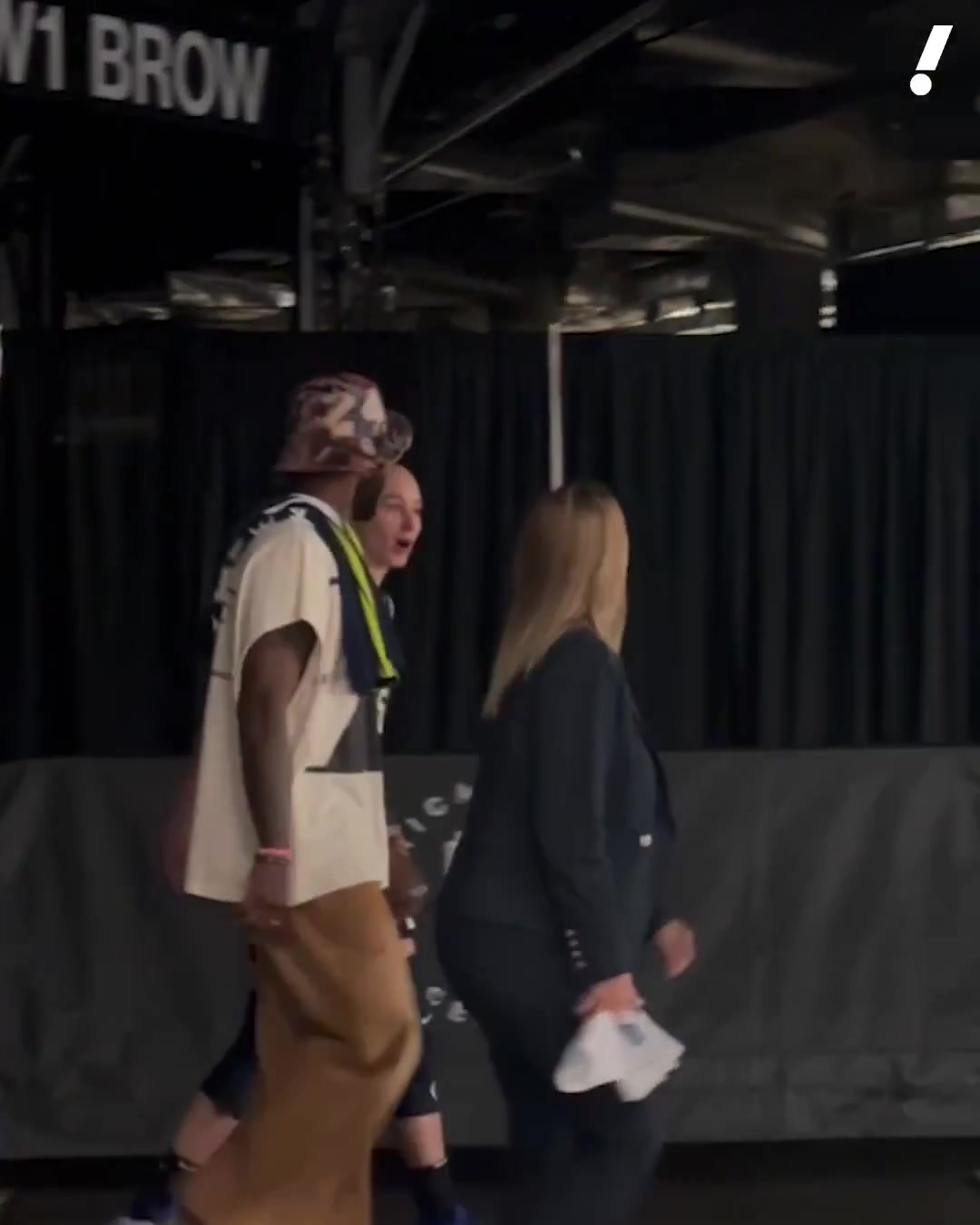 真來啦歐文觀戰(zhàn)飛翼賽后與狀元佩奇一同離場還擁抱合影交流