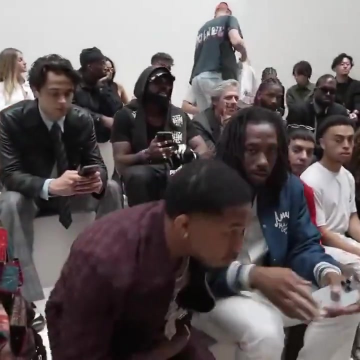 小卡參加巴黎時(shí)裝秀 這狂野的發(fā)型乍一看以為貝弗利